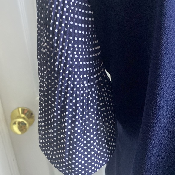 Adrianna Papell Navy Blue V-Neck Top Pleated Polka Dot Flutter Sleeve Sz L NWT - Picture 3 of 6